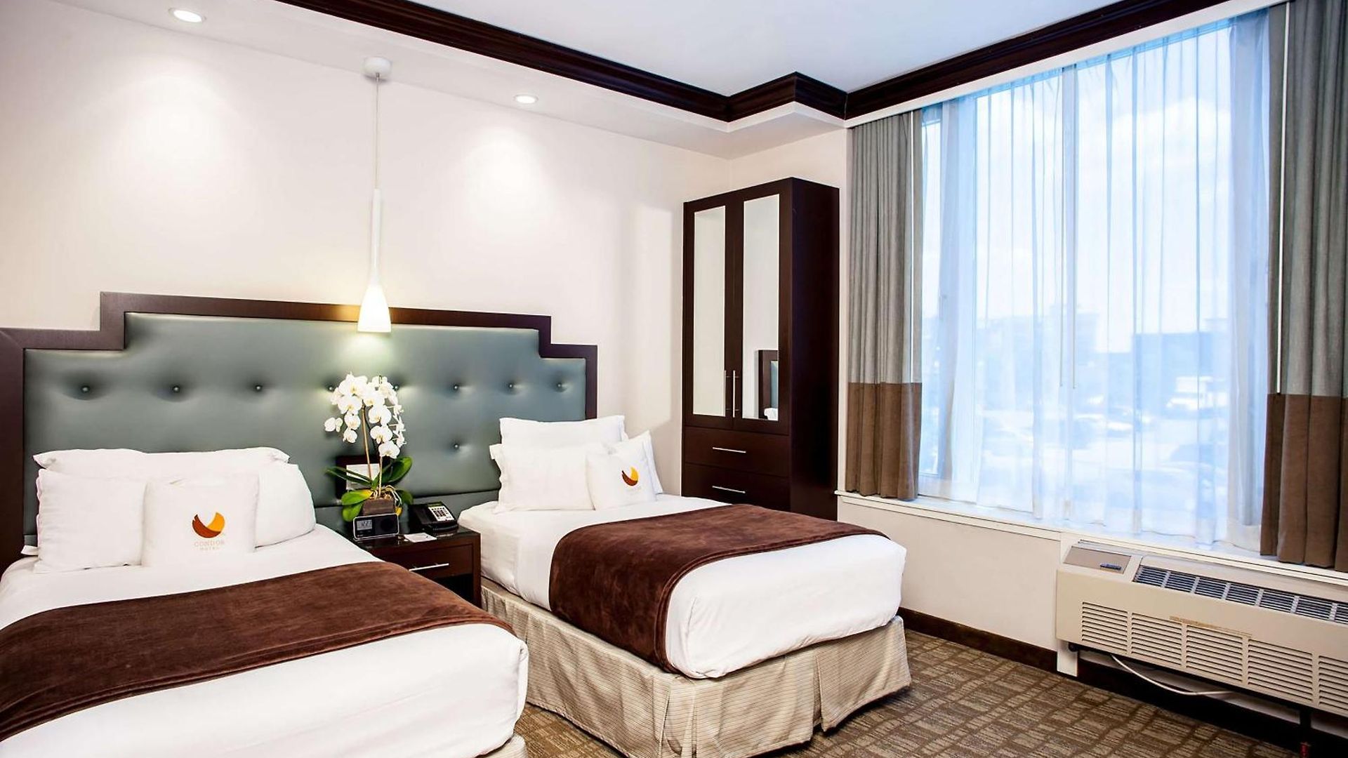 Hotel Aura Brooklyn 4*