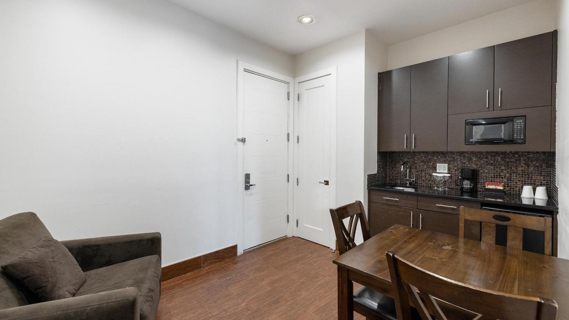 Hotel Aura Brooklyn 4*