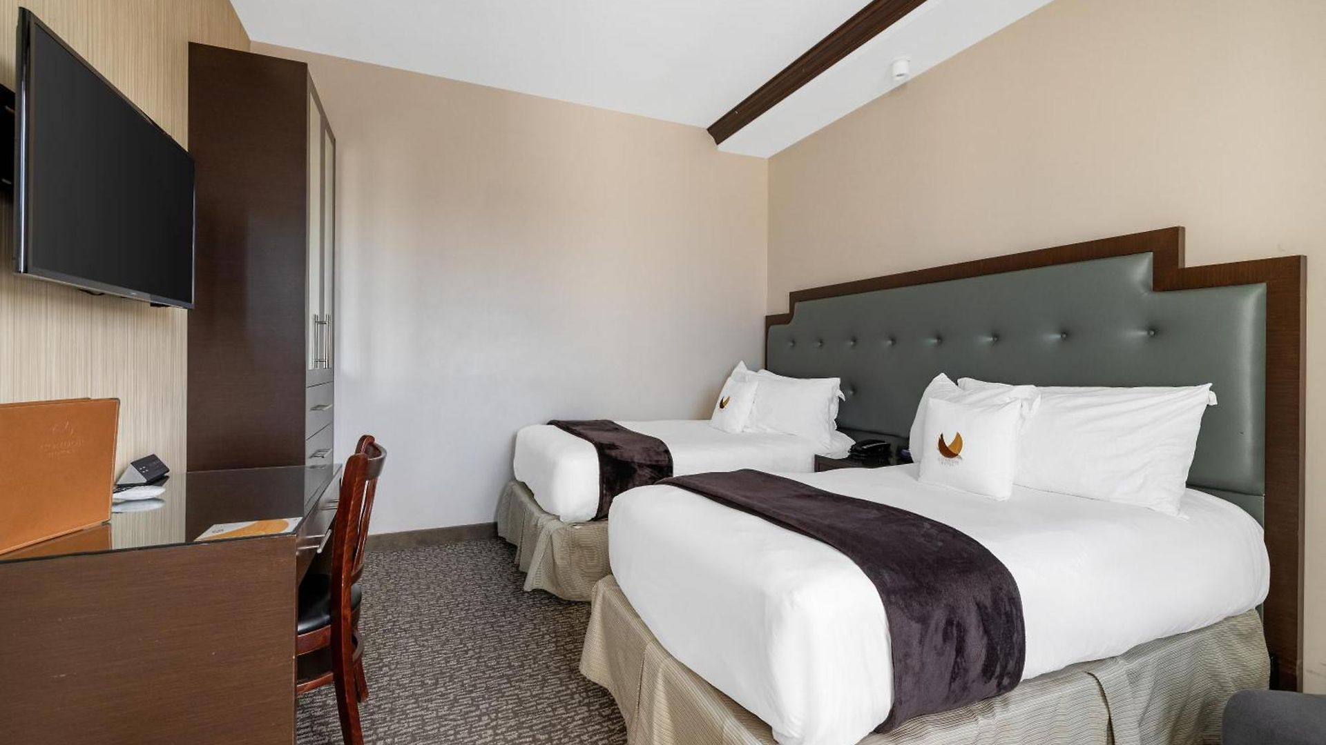 Aura Brooklyn 4*