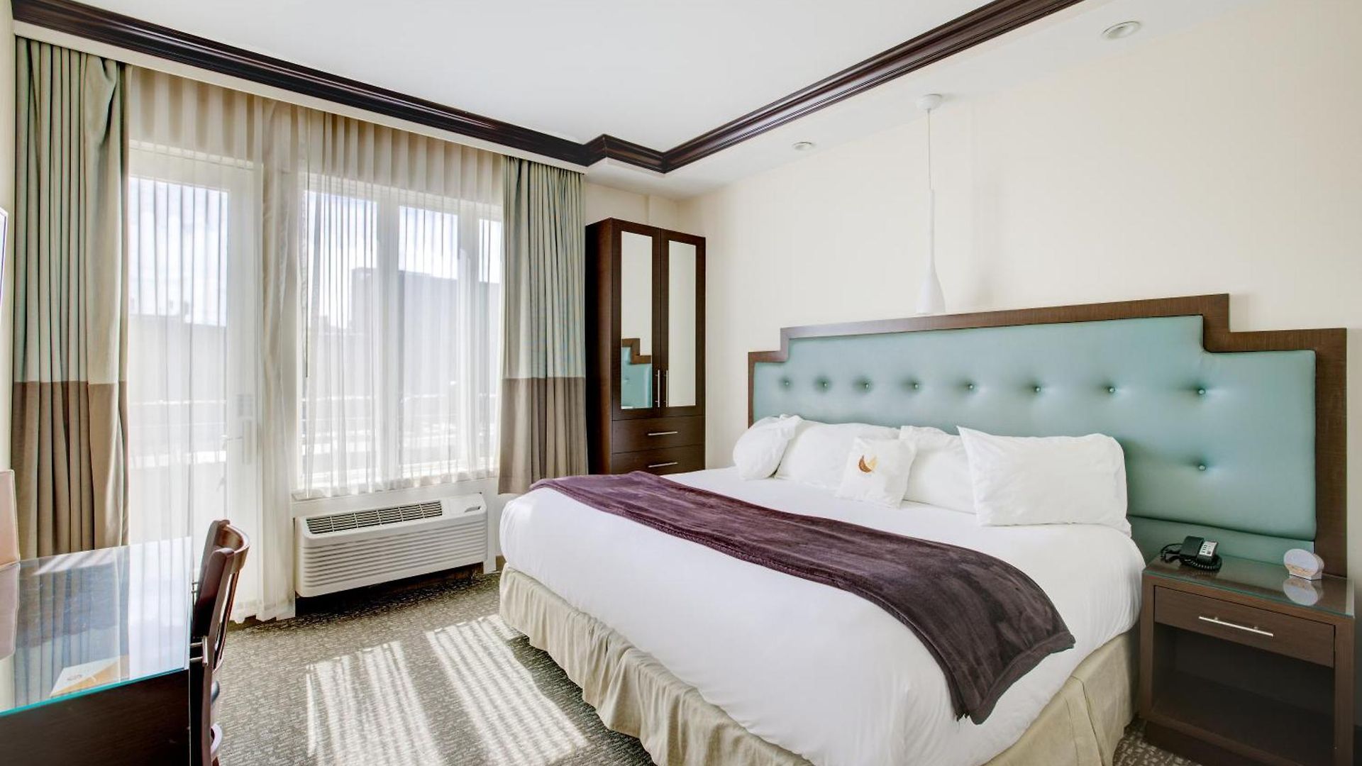 Aura Brooklyn 4*