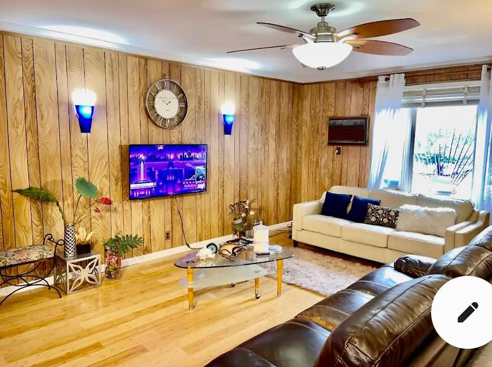 Lga Airport 3 Mins, Vacation 3 Bedroom Duplex House, Parking And Private Backyard, 9mins Subway! * New York
