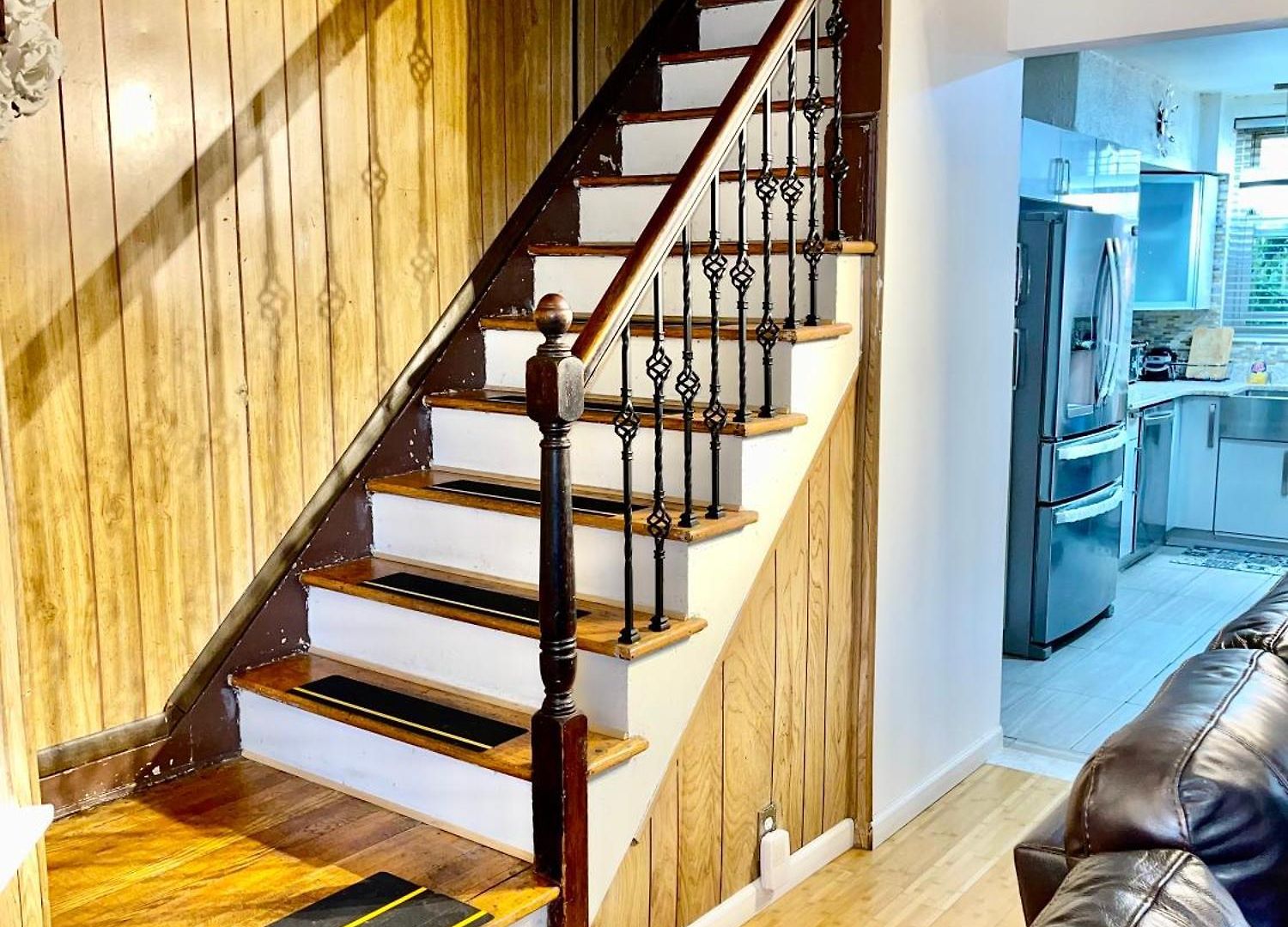 Holiday home Lga Airport 3 Mins, Vacation 3 Bedroom Duplex House, Parking And Private Backyard, 9mins Subway! New York
