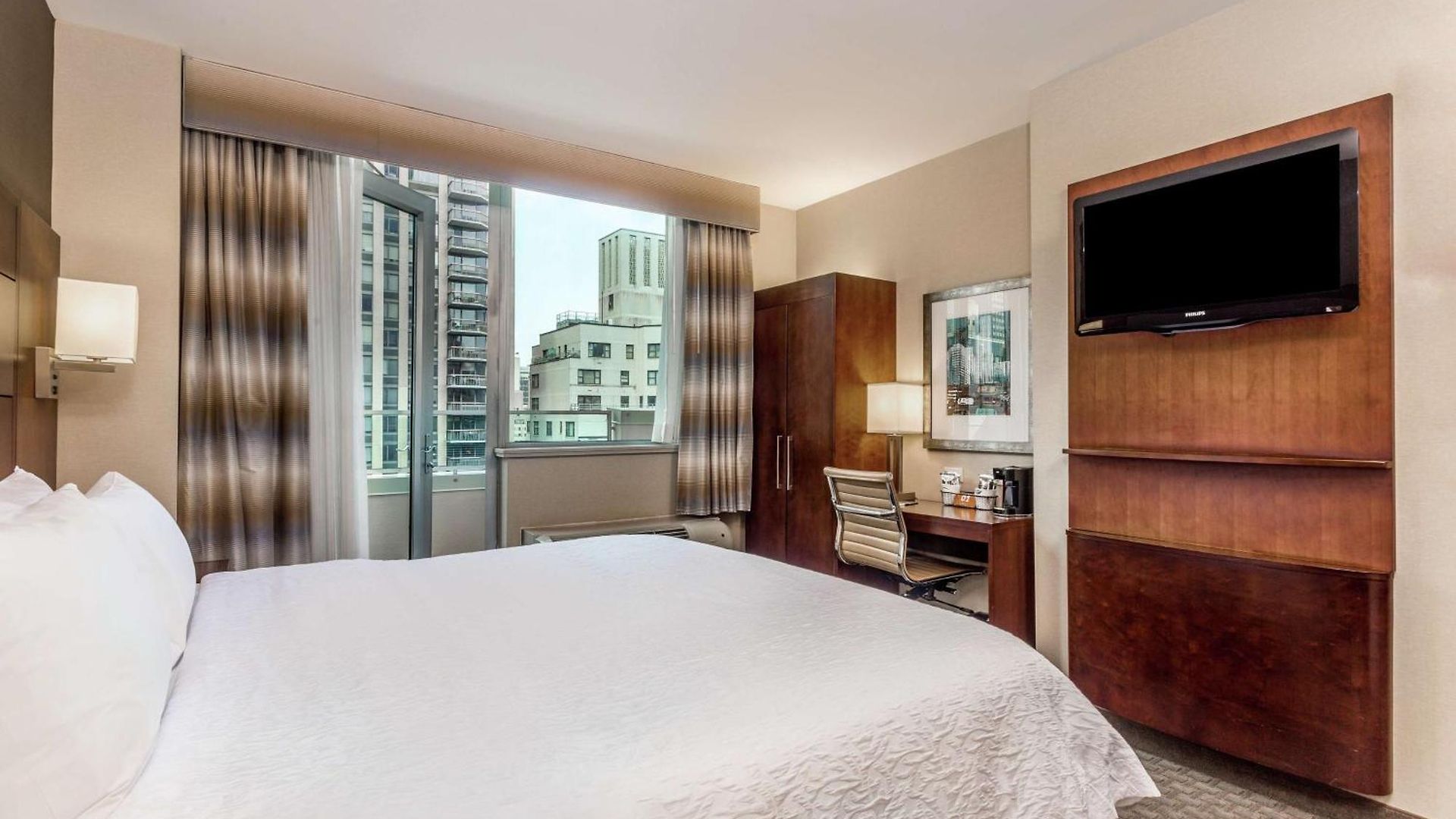 Hampton Manhattan Grand