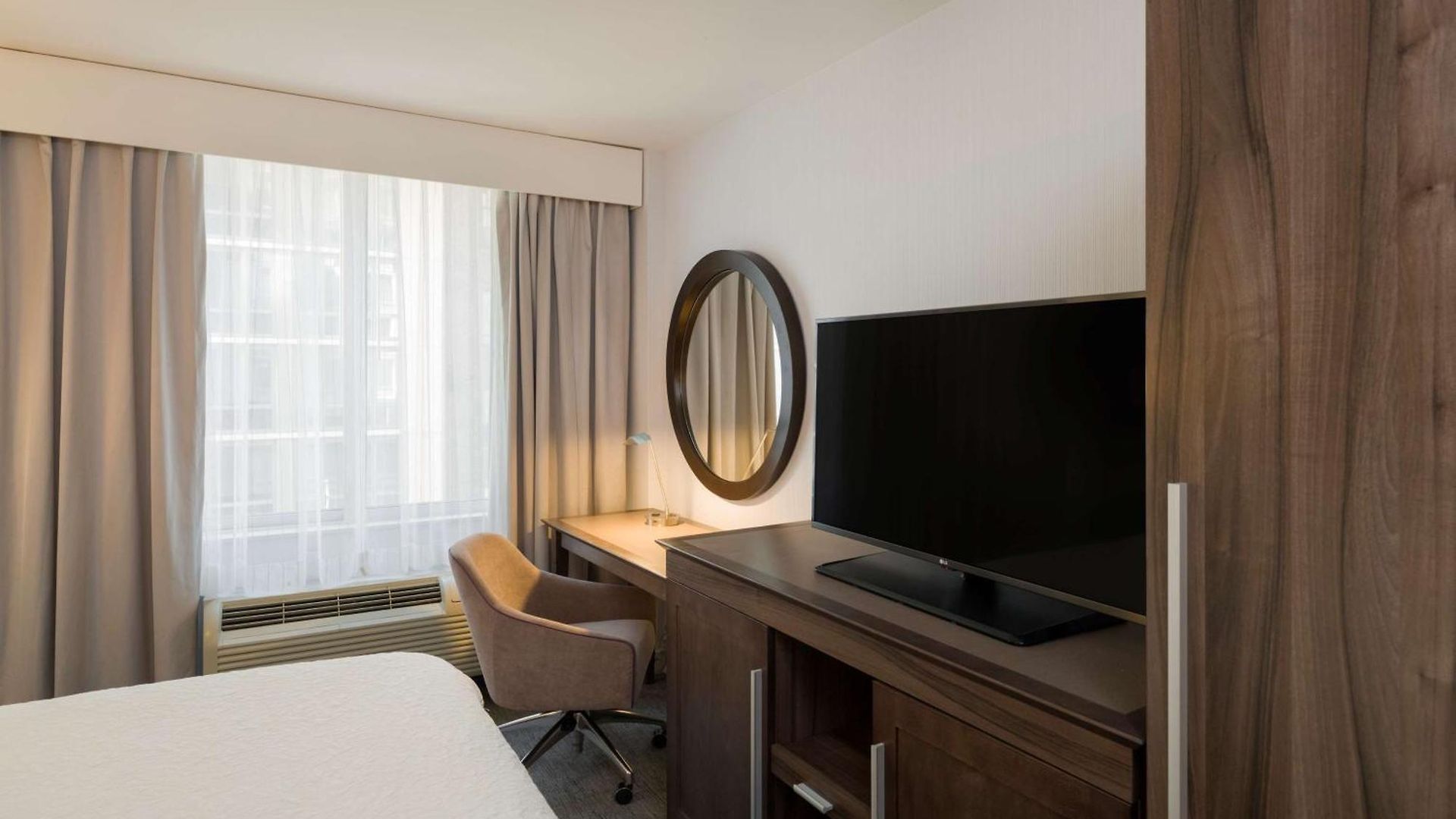 Hampton Manhattan - Times Square South 3*