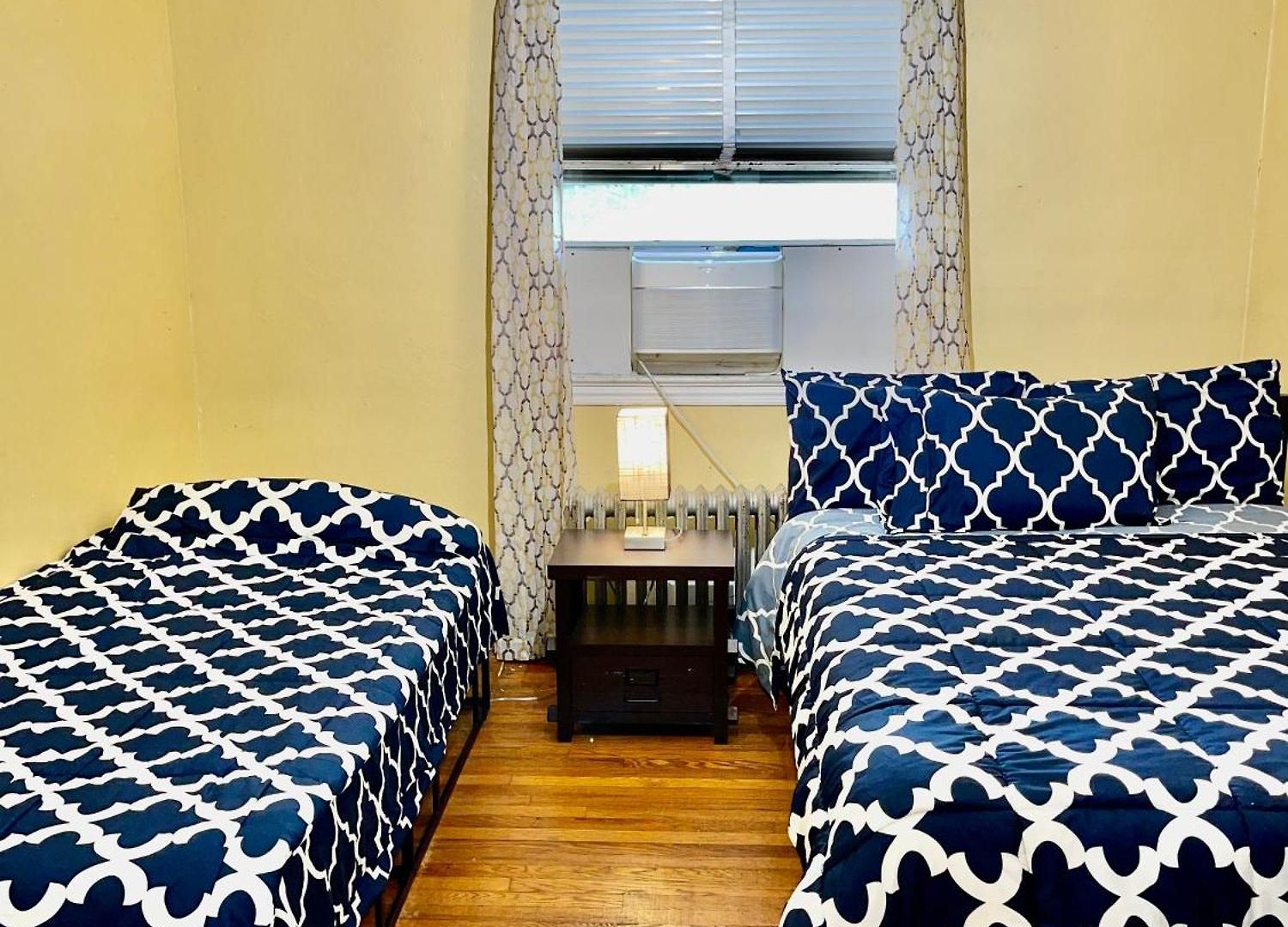 Holiday home Lga Airport 3 Mins, Vacation 3 Bedroom Duplex House, Parking And Private Backyard, 9mins Subway!