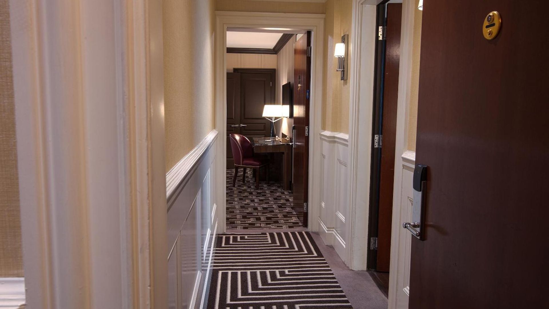 Hotel The Iroquois Times Square, A Small Luxury Hotel