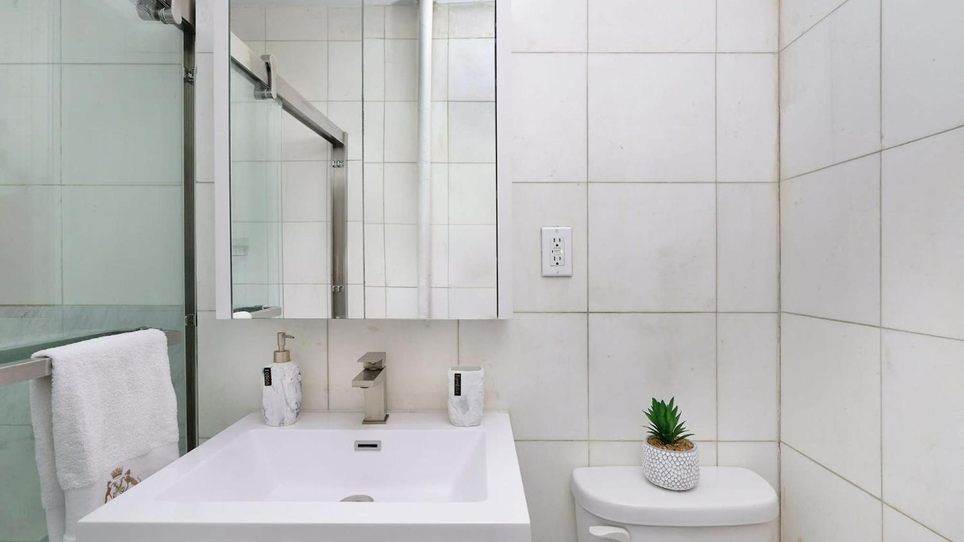 444-3e Contemporary 1br In Hell's Kitchen Apartment