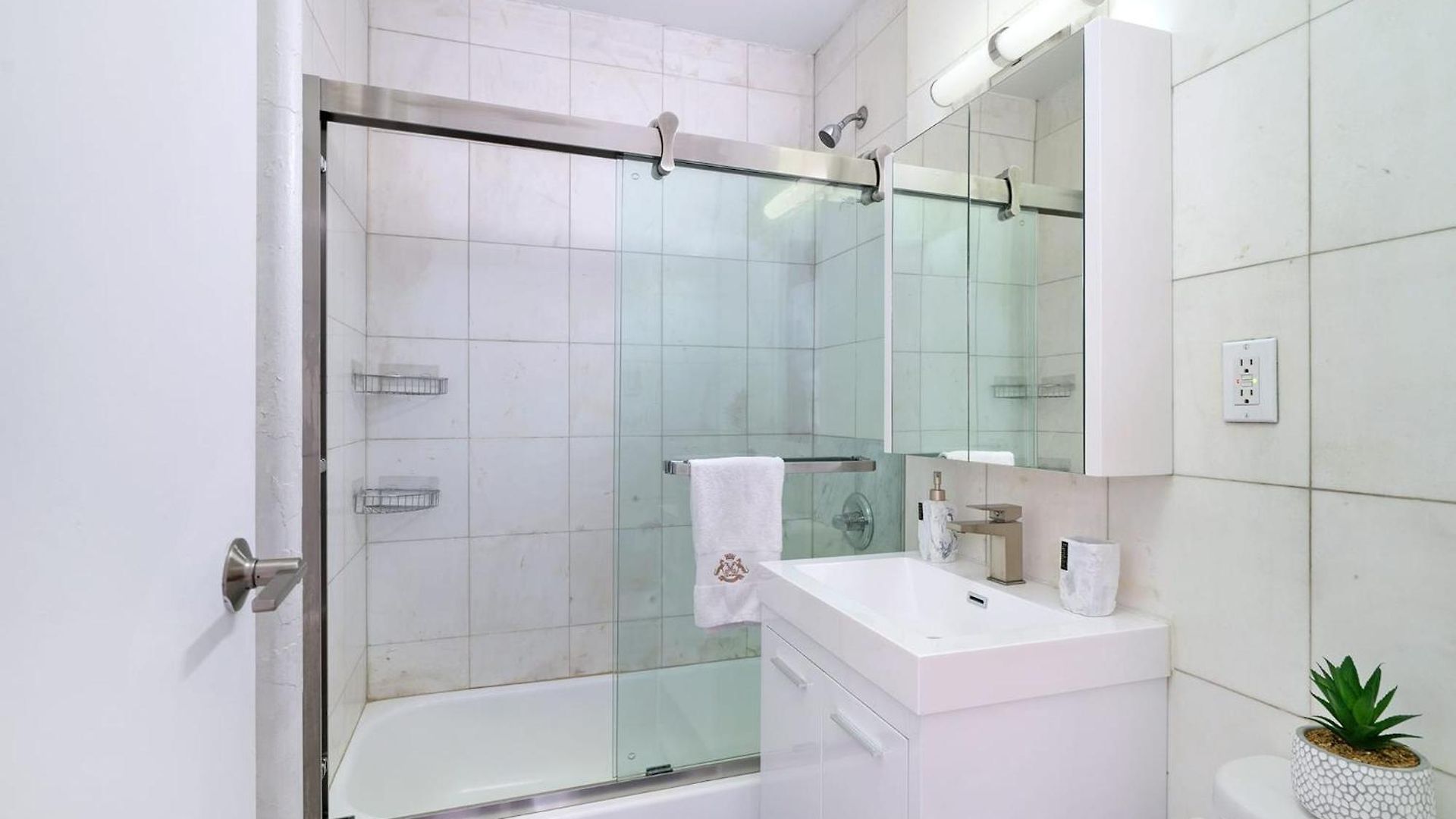 444-3e Contemporary 1br In Hell's Kitchen Apartment *