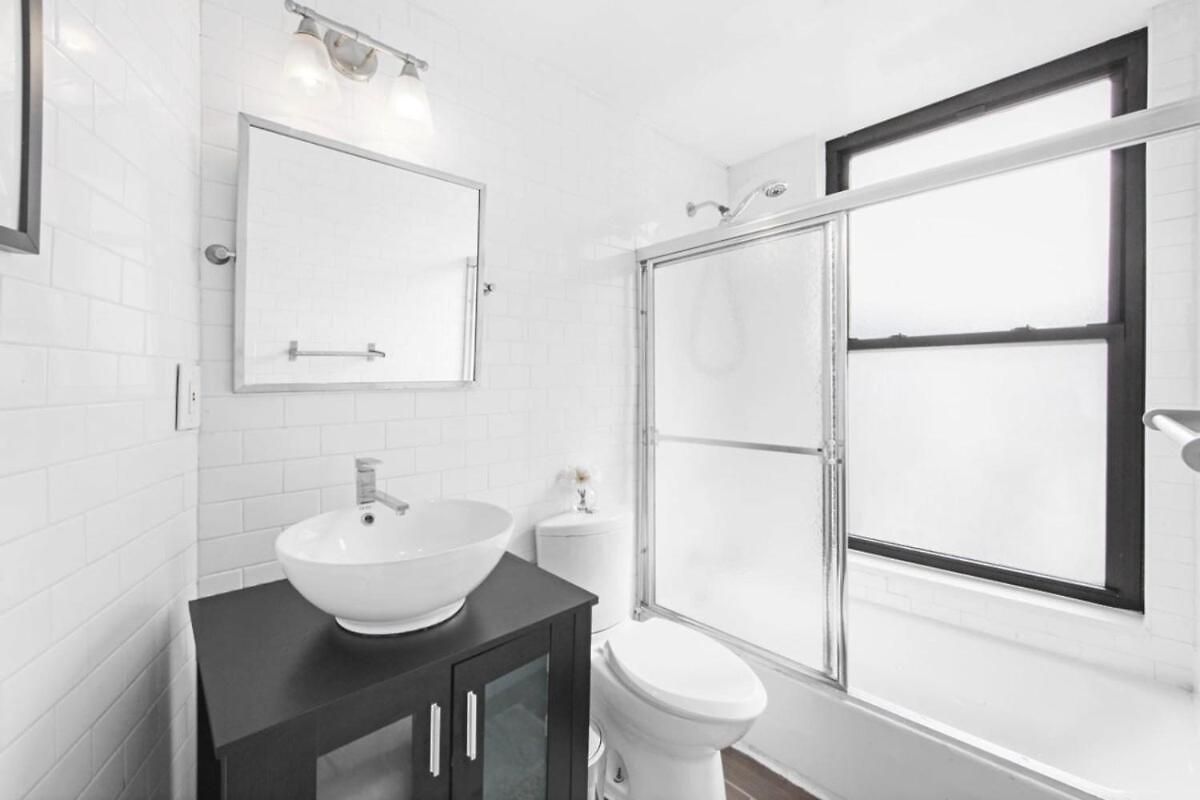 139-2e West Village 1br Value Apartment