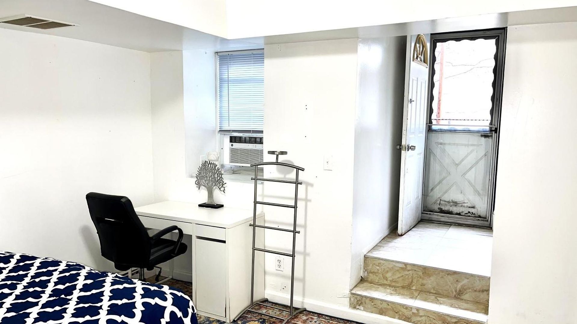 Apartment 2 Bedrooms Lr Kit Bath And Backyard 2 Stops To Manhattan *