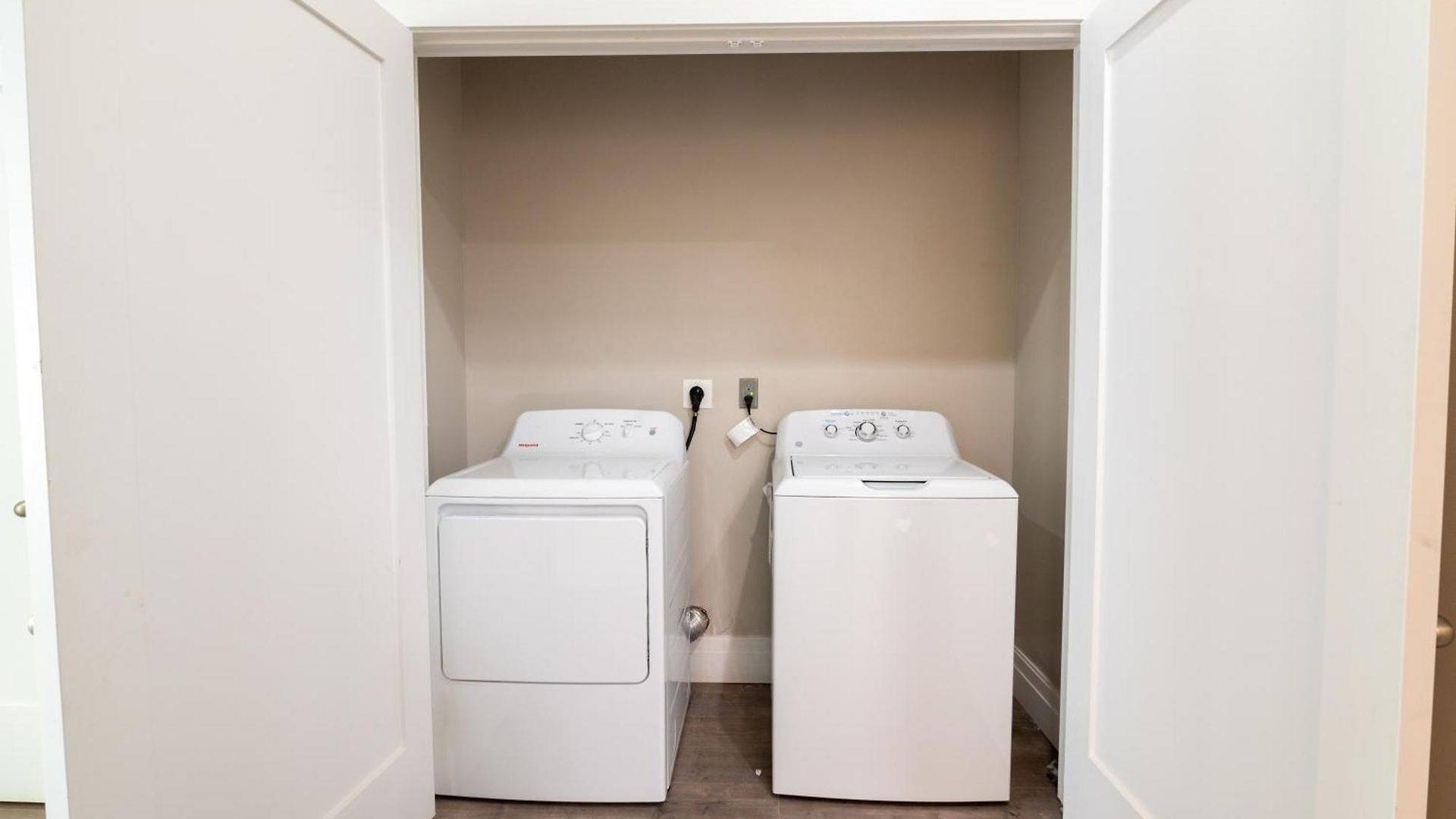 Charming 2br Bkyrd Near Williamsburg Apartment