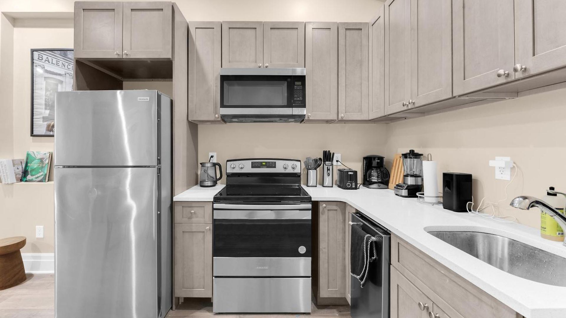 Charming 2br Bkyrd Near Williamsburg Apartment