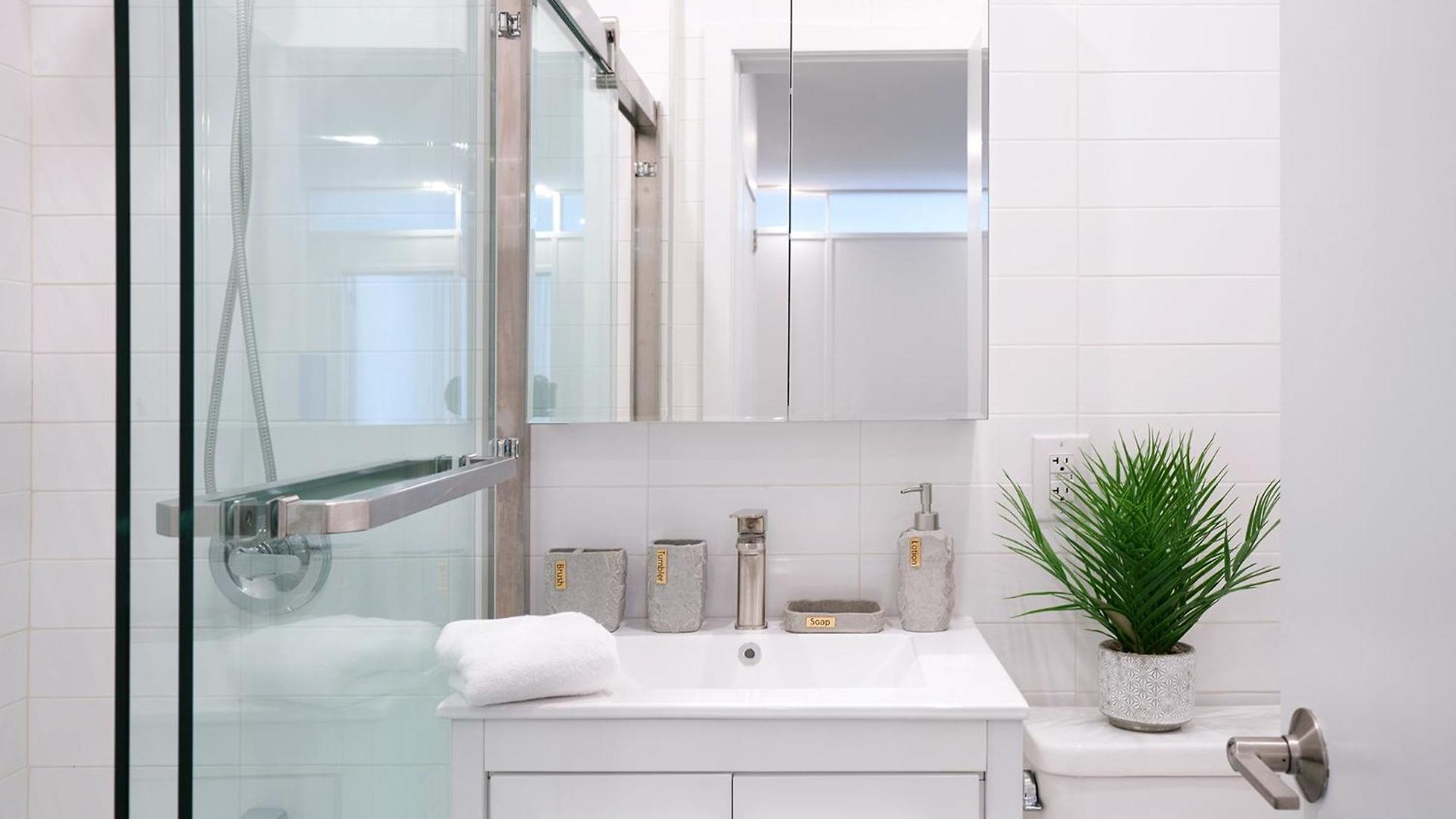 444-2c Newly Renovated 1br In Hell's Kitchen Apartment *