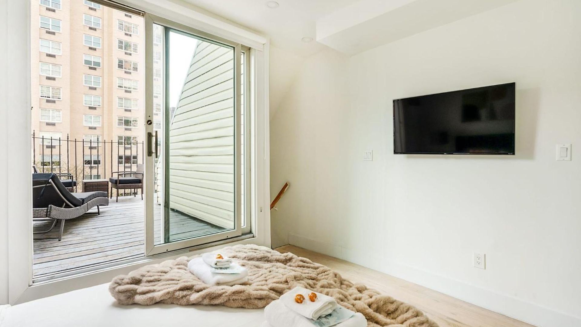 Apartment 1597-phn Ph Duplex -private Outdoor Deck W D *