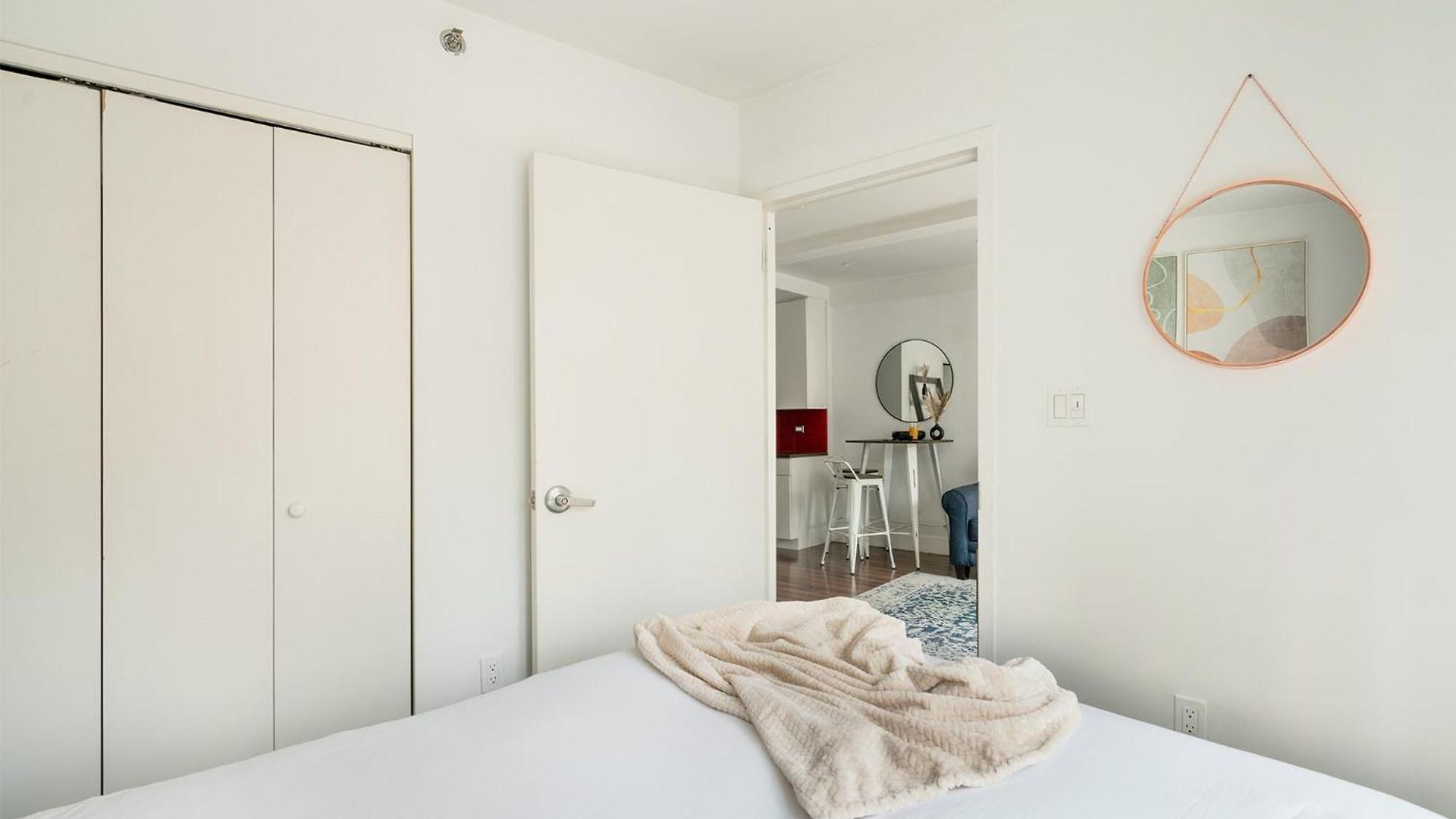 809-3a 1br Columbus Circle Elevator W D