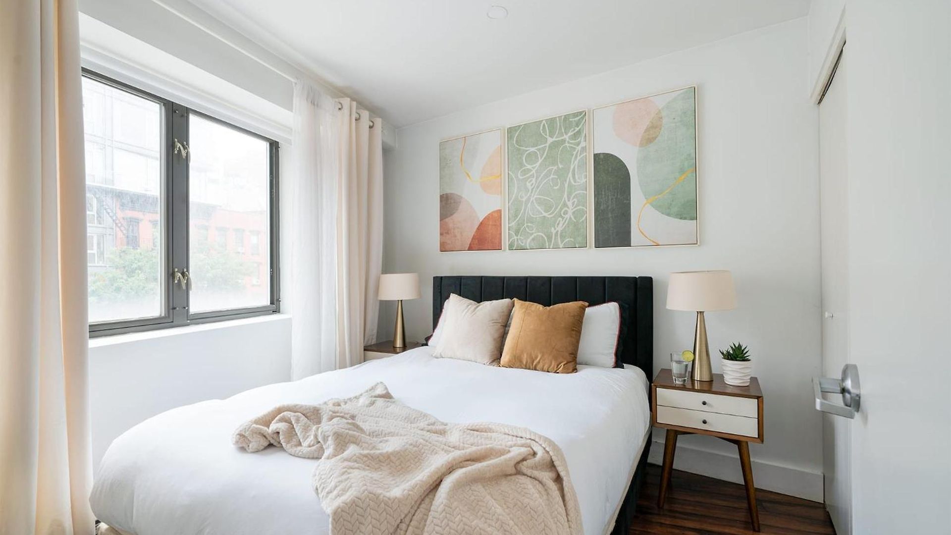 809-3a 1br Columbus Circle Elevator W D