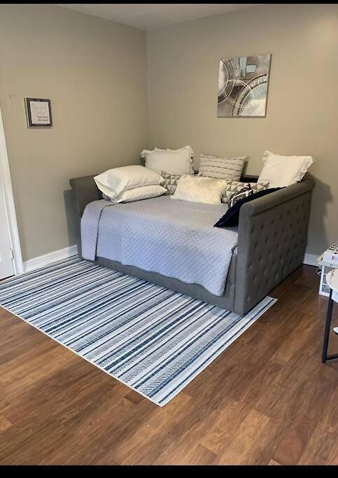 Apartment 3 Bedroom Duplex W Large Backyard *