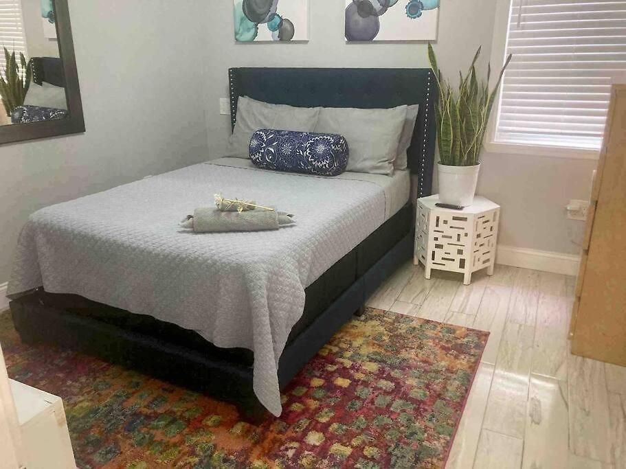 3 Bedroom Duplex W Large Backyard *