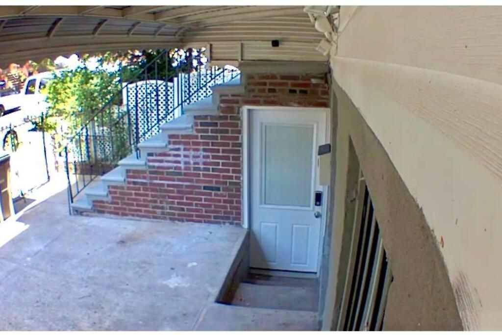 Apartment 3 Bedroom Duplex W Large Backyard *