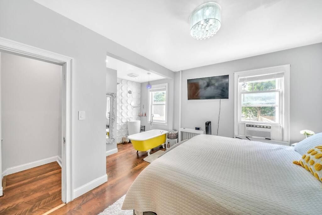 3 Bedroom Duplex W Large Backyard *