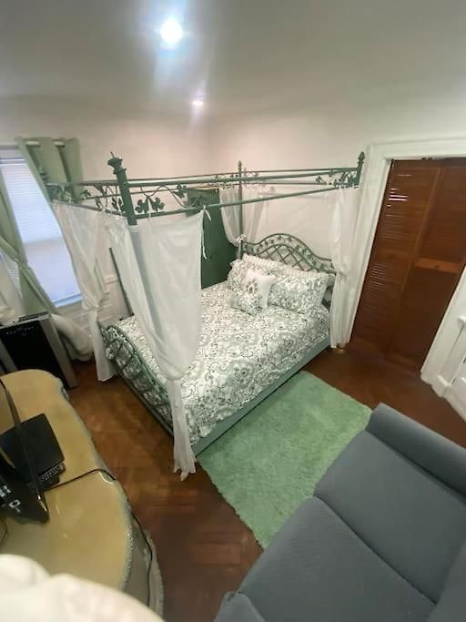 Guest house Historical Quiet In Queens *