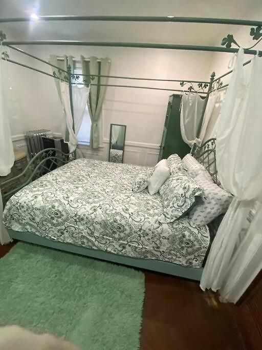 Guest house Historical Quiet In Queens *