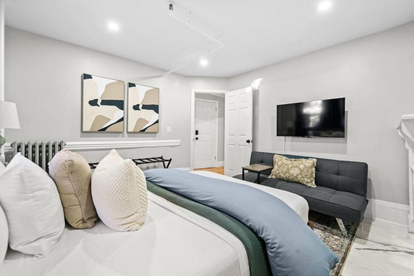 Family Brownstone With Private Backyard Near Subway Holiday home