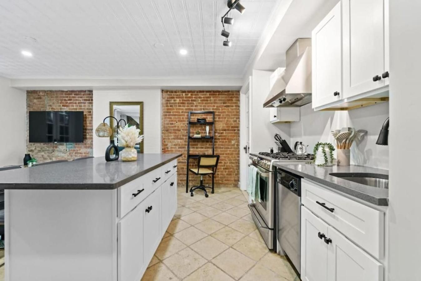 Family Brownstone With Private Backyard Near Subway Holiday home
