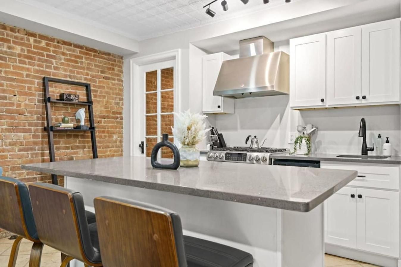 Family Brownstone With Private Backyard Near Subway Holiday home