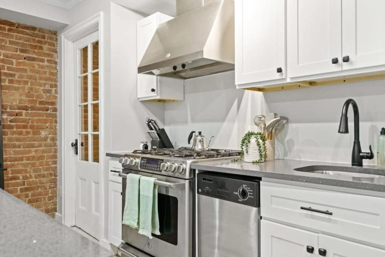 Family Brownstone With Private Backyard Near Subway Holiday home