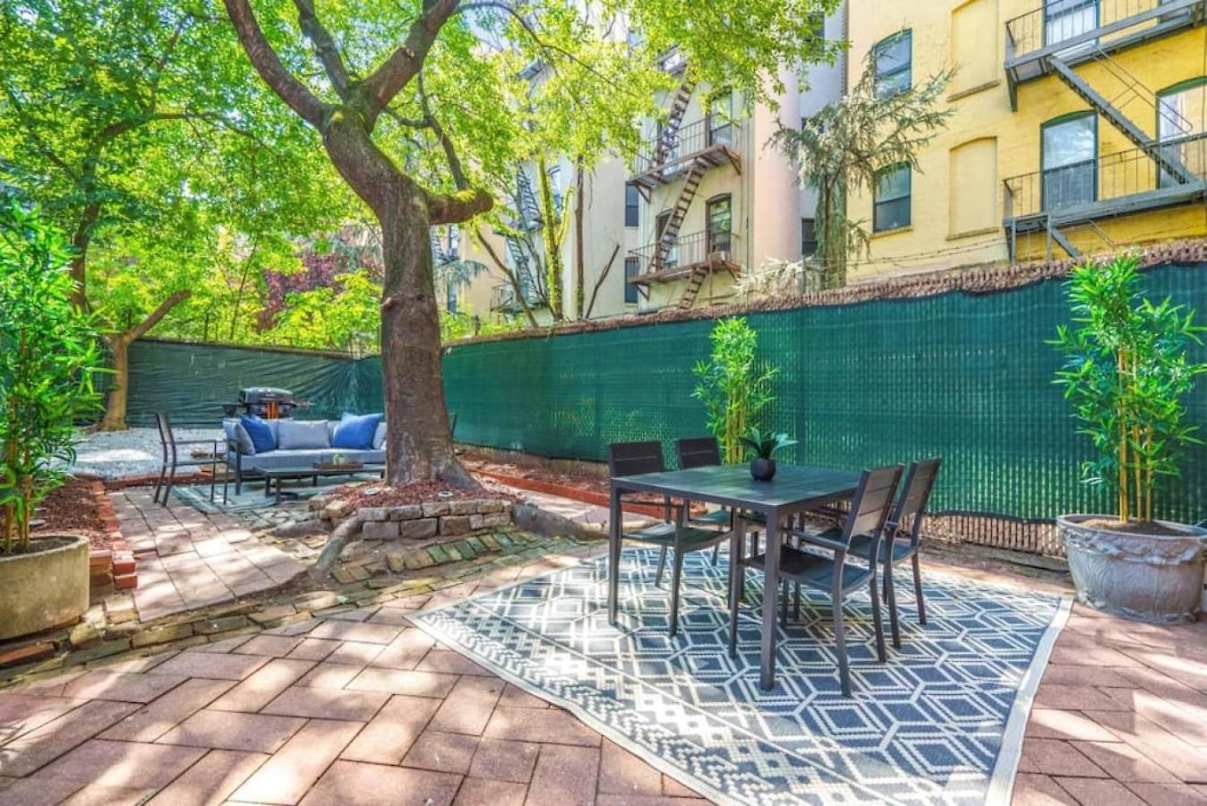 Family Brownstone With Private Backyard Near Subway Holiday home