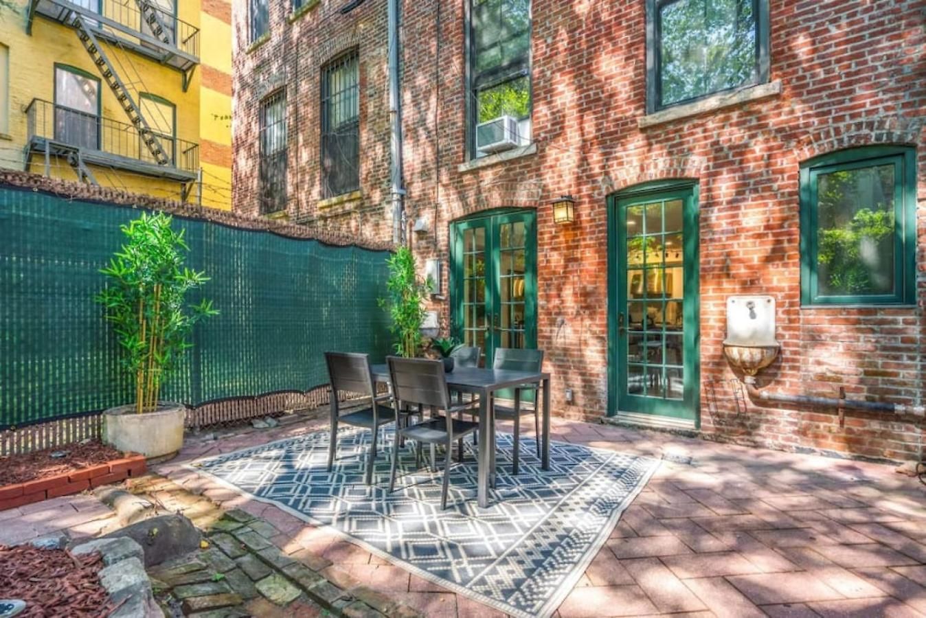 Family Brownstone With Private Backyard Near Subway Holiday home