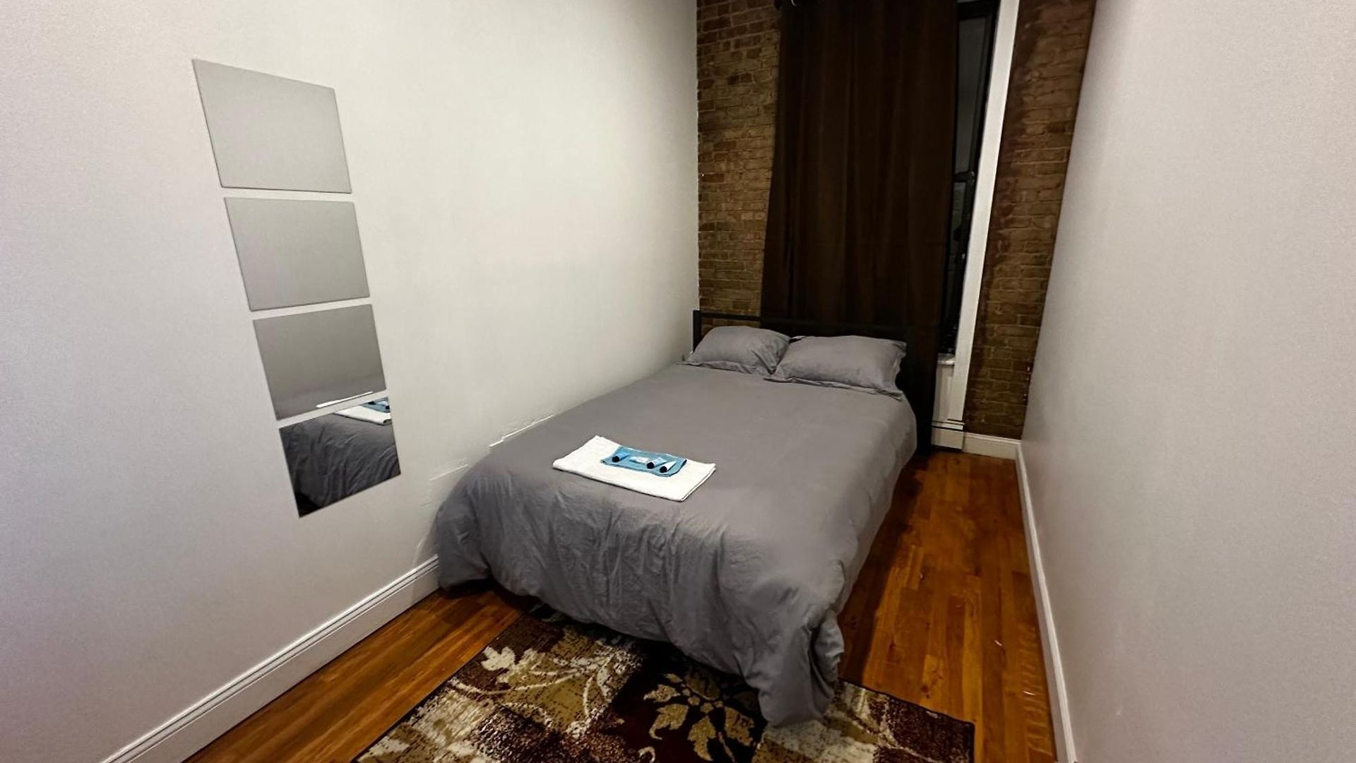 Cozy Townhouse In Manhattan *