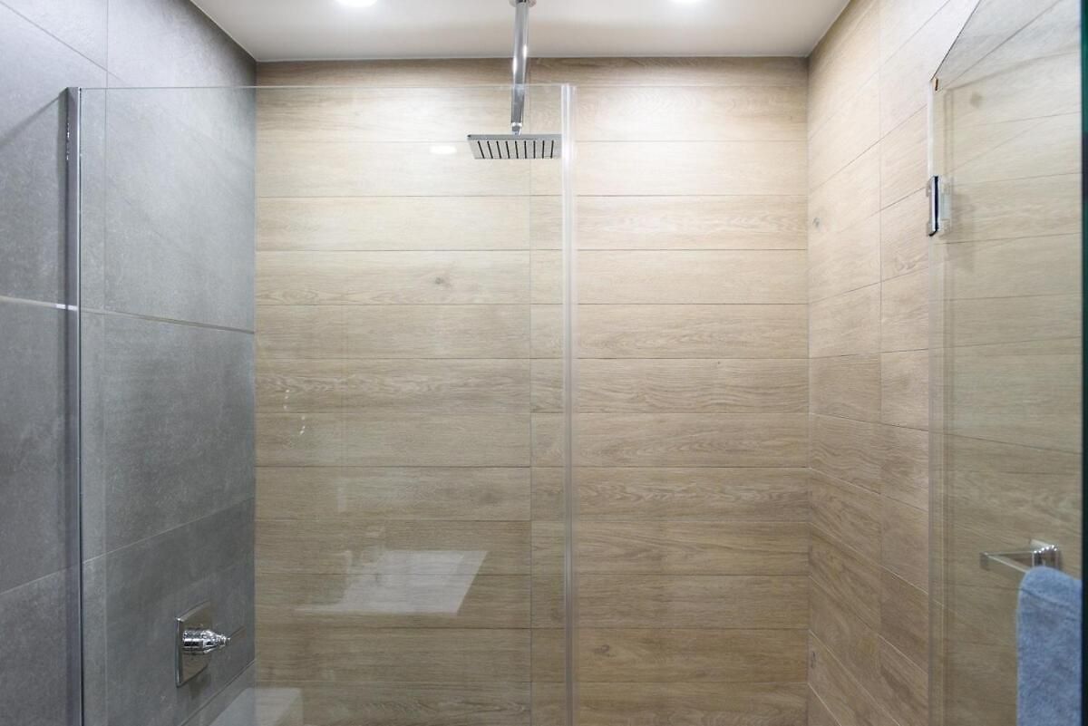 1597-9 Renovated Prime Ues Wd In Unit