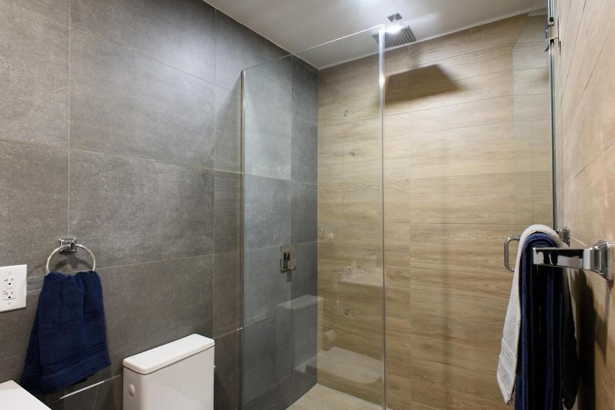 1597-9 Renovated Prime Ues Wd In Unit Apartment