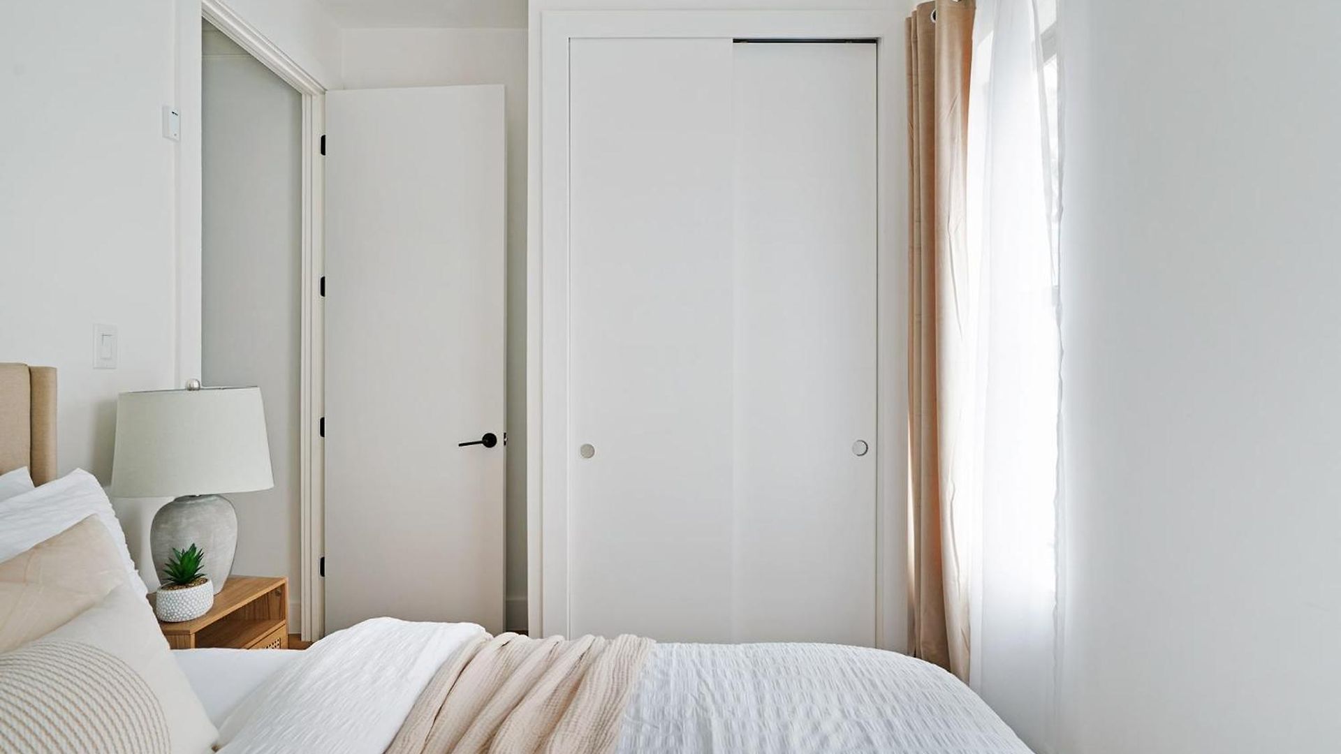 1290-16 New Renovated 2 Bedrooms In Ues Apartment *
