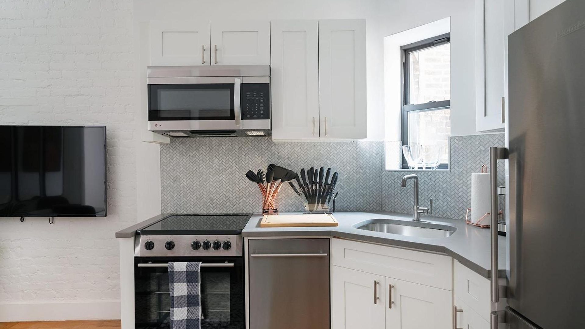 1290-16 New Renovated 2 Bedrooms In Ues Apartment *