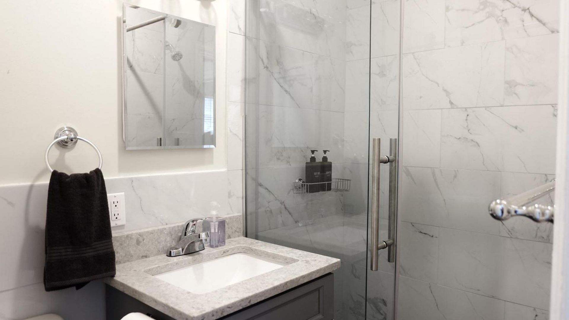 Apartment Newly Renovated - Minutes From The