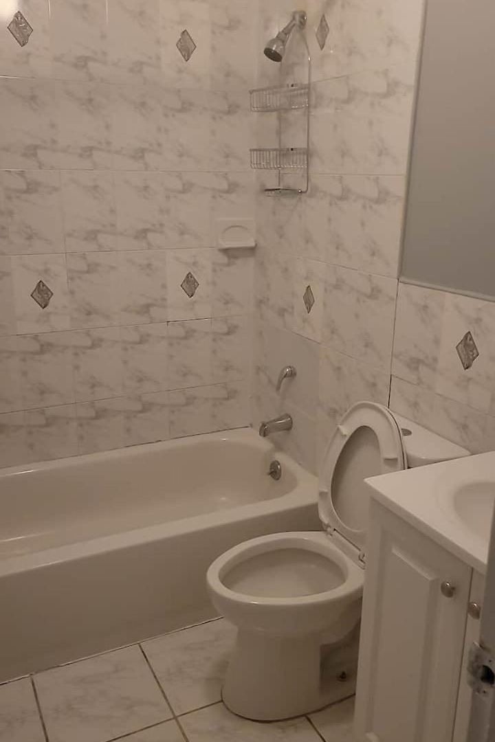 In A House With Queen Bed In A Landlord Hosted Three Bedroom New York