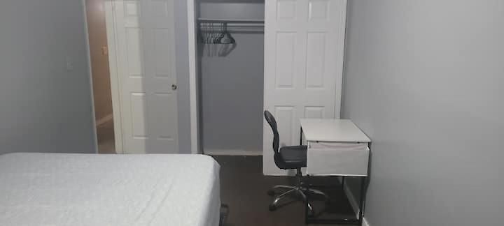 In A House With Queen Bed In A Landlord Hosted Three Bedroom * New York