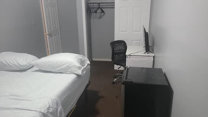 In A House With Queen Bed In A Landlord Hosted Three Bedroom *