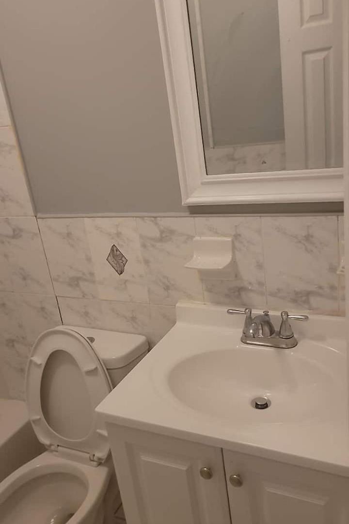 In A House With Queen Bed In A Landlord Hosted Three Bedroom Homestay