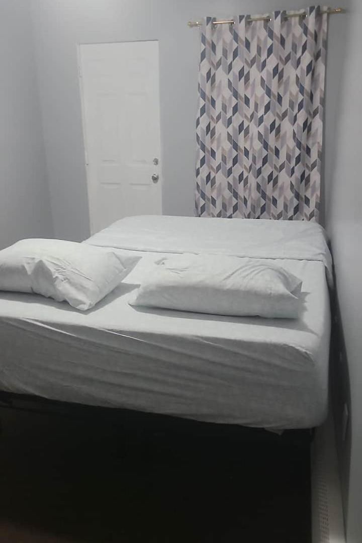 In A House With Queen Bed In A Landlord Hosted Three Bedroom Homestay