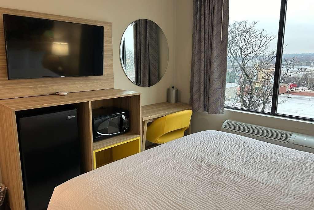Days By Wyndham Staten Island Hotel New York
