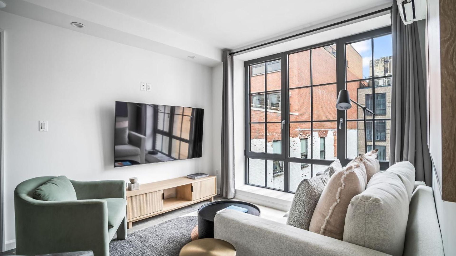 Modern 2-br With Southern Views Apartment *