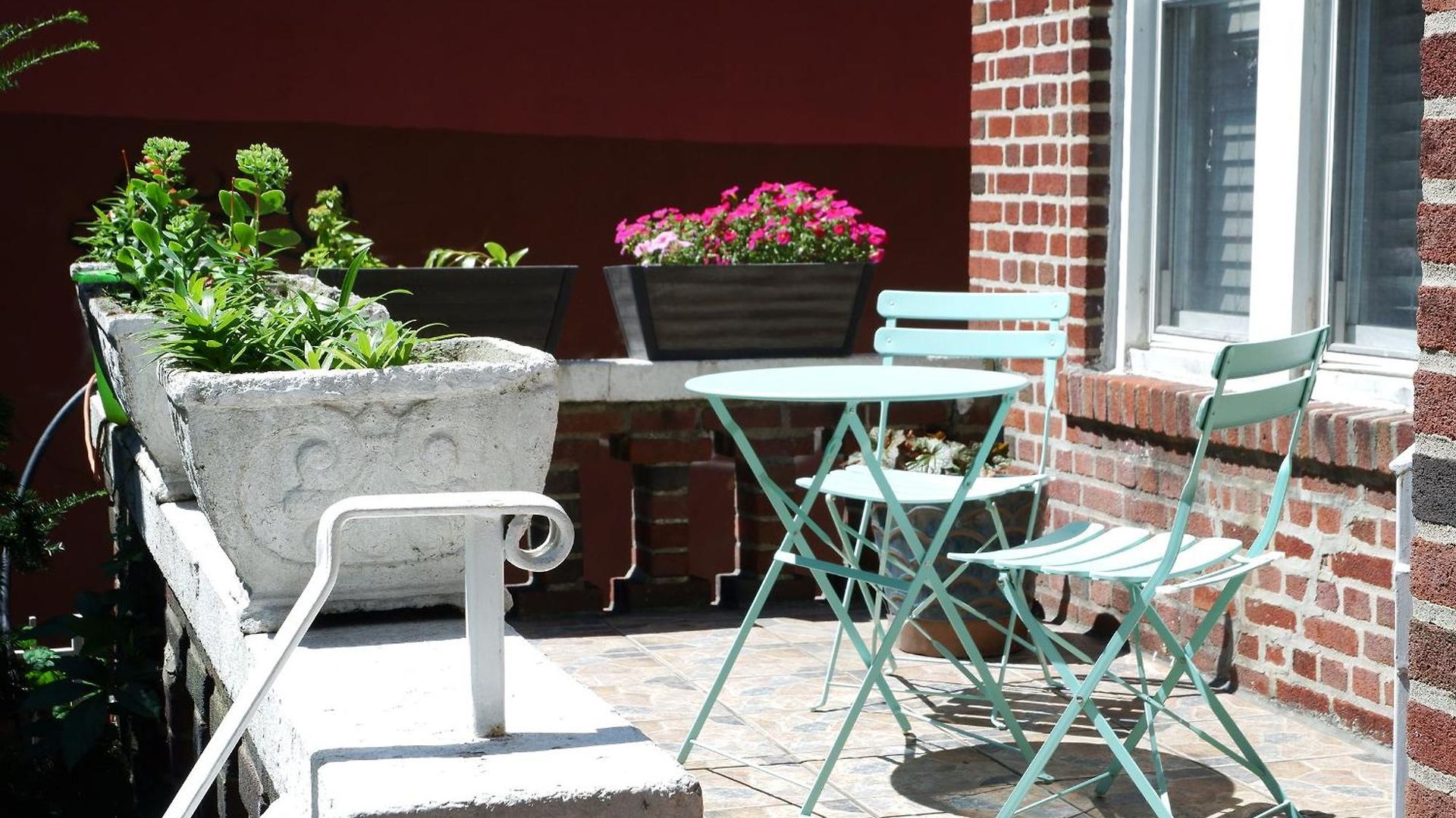Newly Renovated - Minutes From The * New York