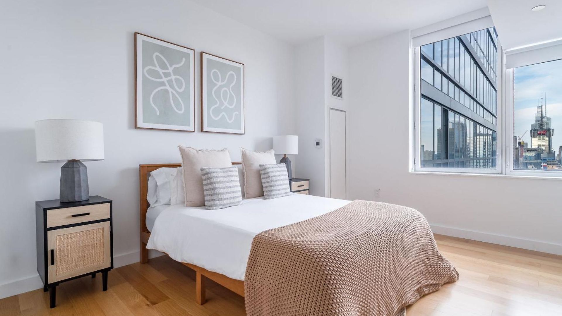 Elegant 2 Bd 2 Bath Escape Apartment *