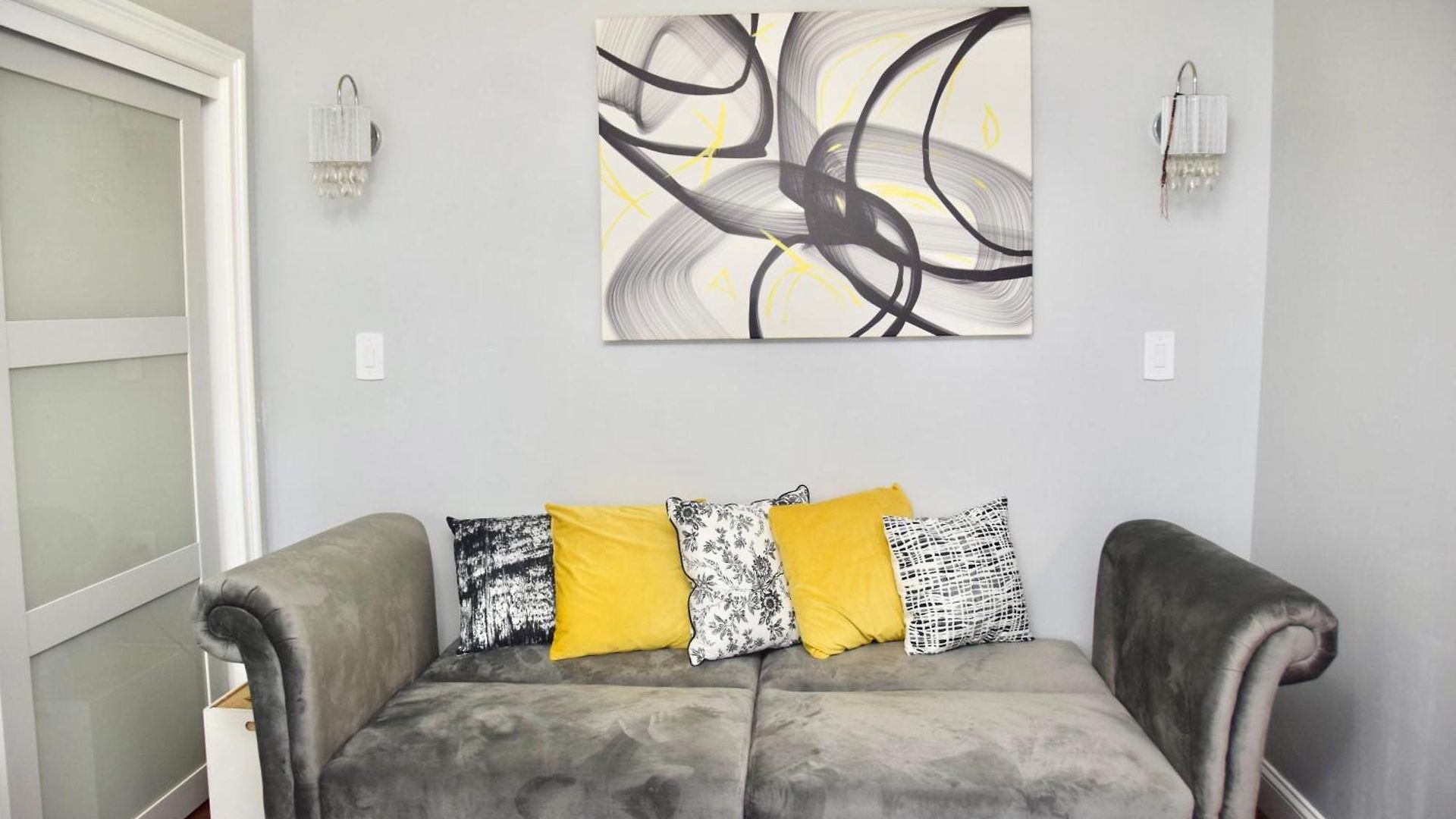 Apartment 3 Bedroom 4Bed 2Bath Cozy Retreat With Large Backyard *