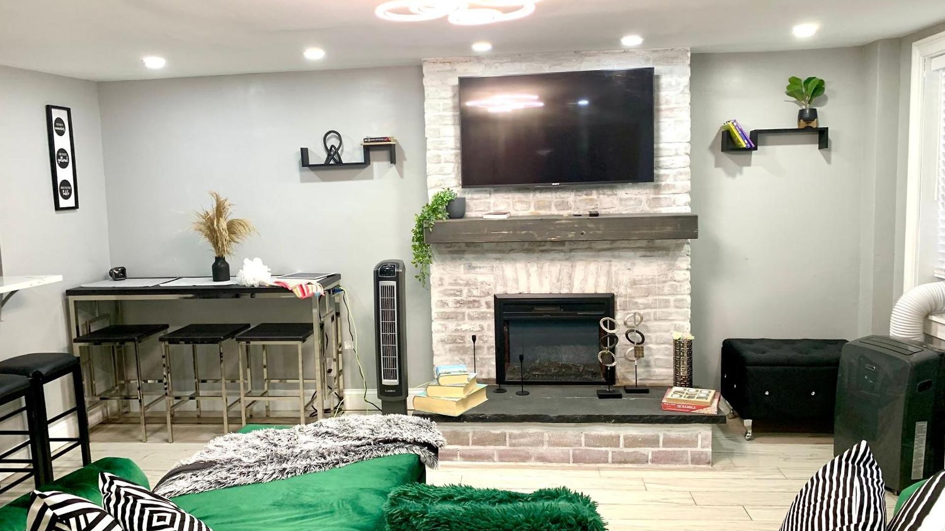 3 Bedroom 4Bed 2Bath Cozy Retreat With Large Backyard Apartment *