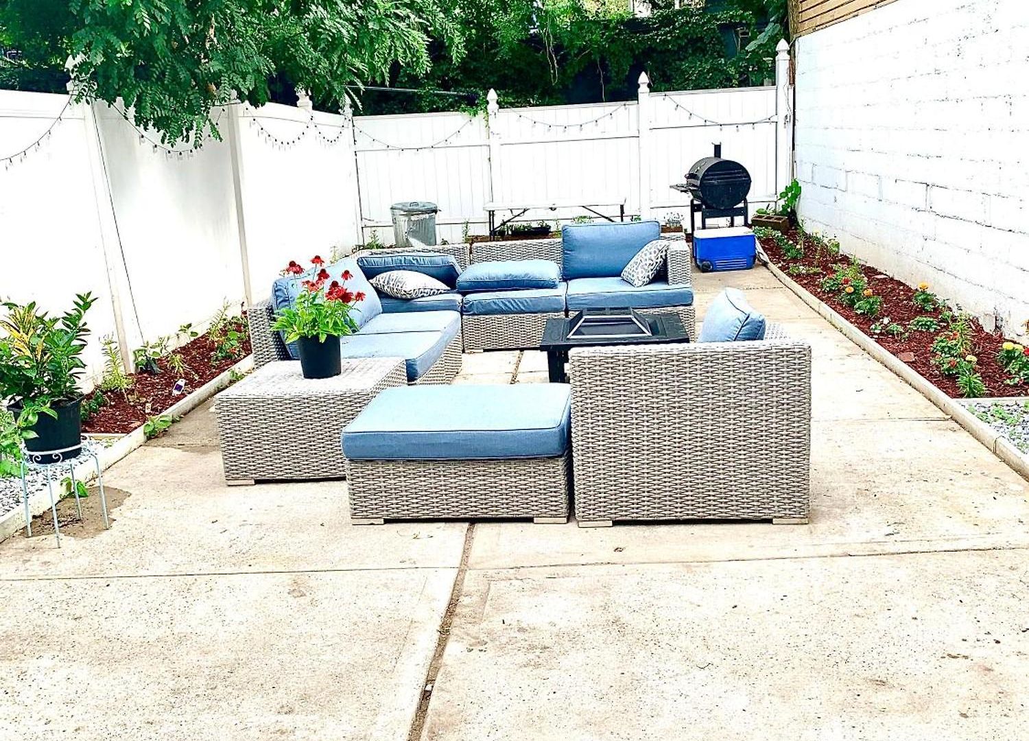 3 Bedroom 4Bed 2Bath Cozy Retreat With Large Backyard